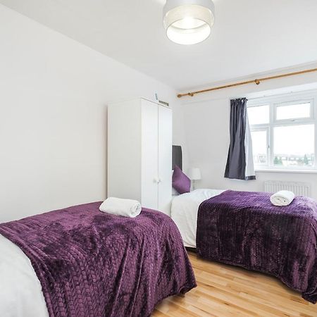 Spacious 3 Bed 1 Bath Hse W Guest Toilet W Parking Near Excel - E16 Лондон Екстериор снимка