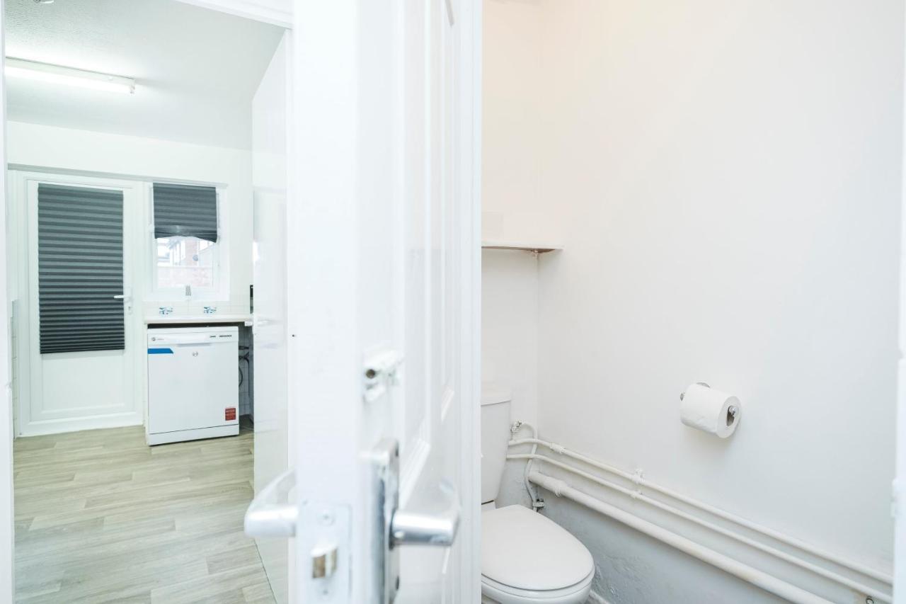 Spacious 3 Bed 1 Bath Hse W Guest Toilet W Parking Near Excel - E16 Лондон Екстериор снимка