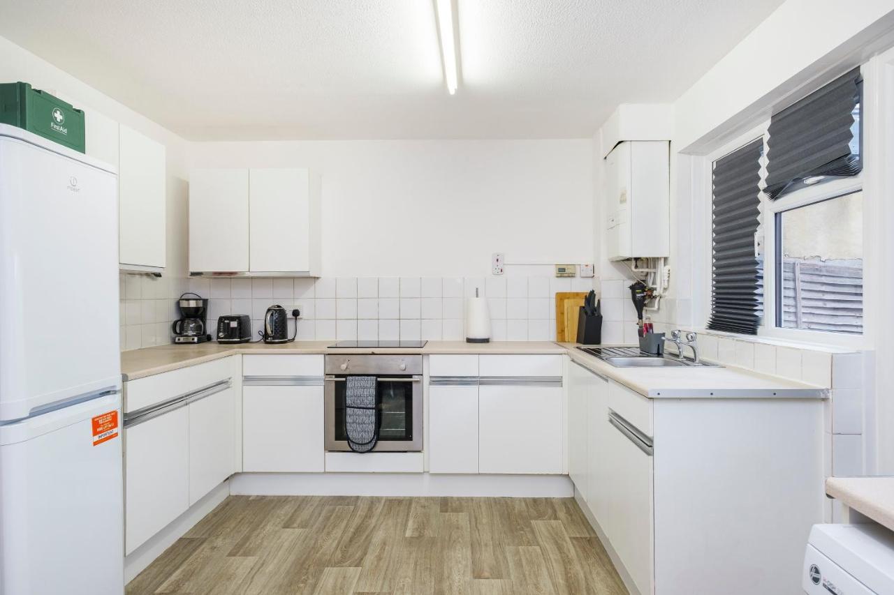 Spacious 3 Bed 1 Bath Hse W Guest Toilet W Parking Near Excel - E16 Лондон Екстериор снимка