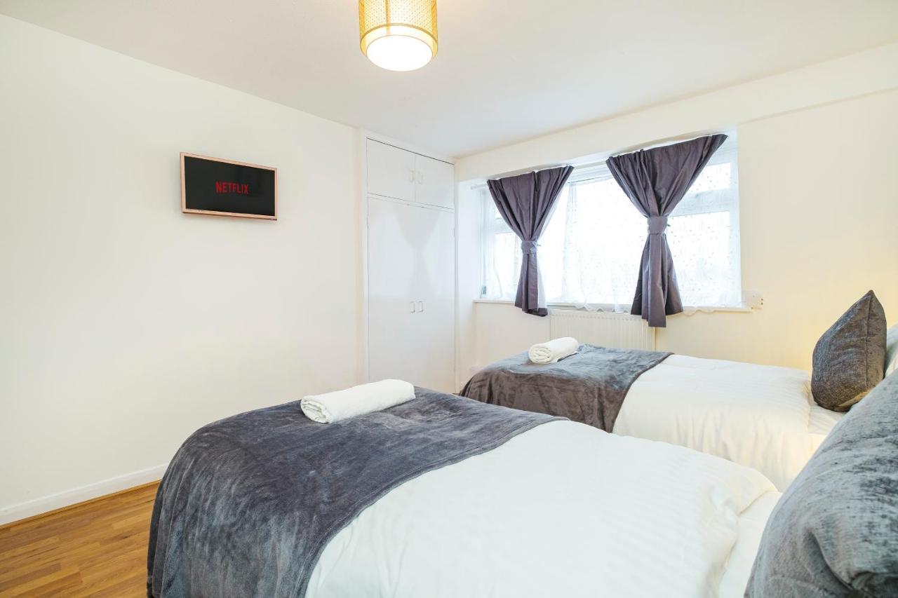 Spacious 3 Bed 1 Bath Hse W Guest Toilet W Parking Near Excel - E16 Лондон Екстериор снимка