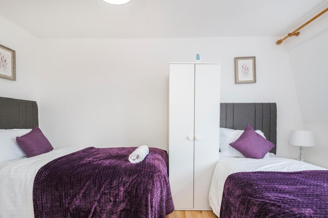 Spacious 3 Bed 1 Bath Hse W Guest Toilet W Parking Near Excel - E16 Лондон Екстериор снимка