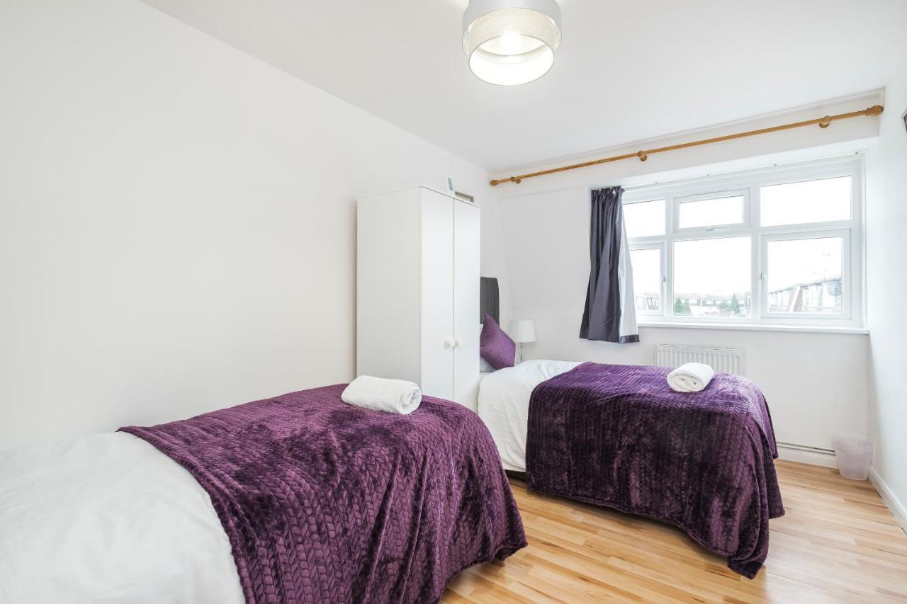 Spacious 3 Bed 1 Bath Hse W Guest Toilet W Parking Near Excel - E16 Лондон Екстериор снимка