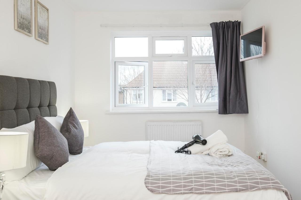 Spacious 3 Bed 1 Bath Hse W Guest Toilet W Parking Near Excel - E16 Лондон Екстериор снимка