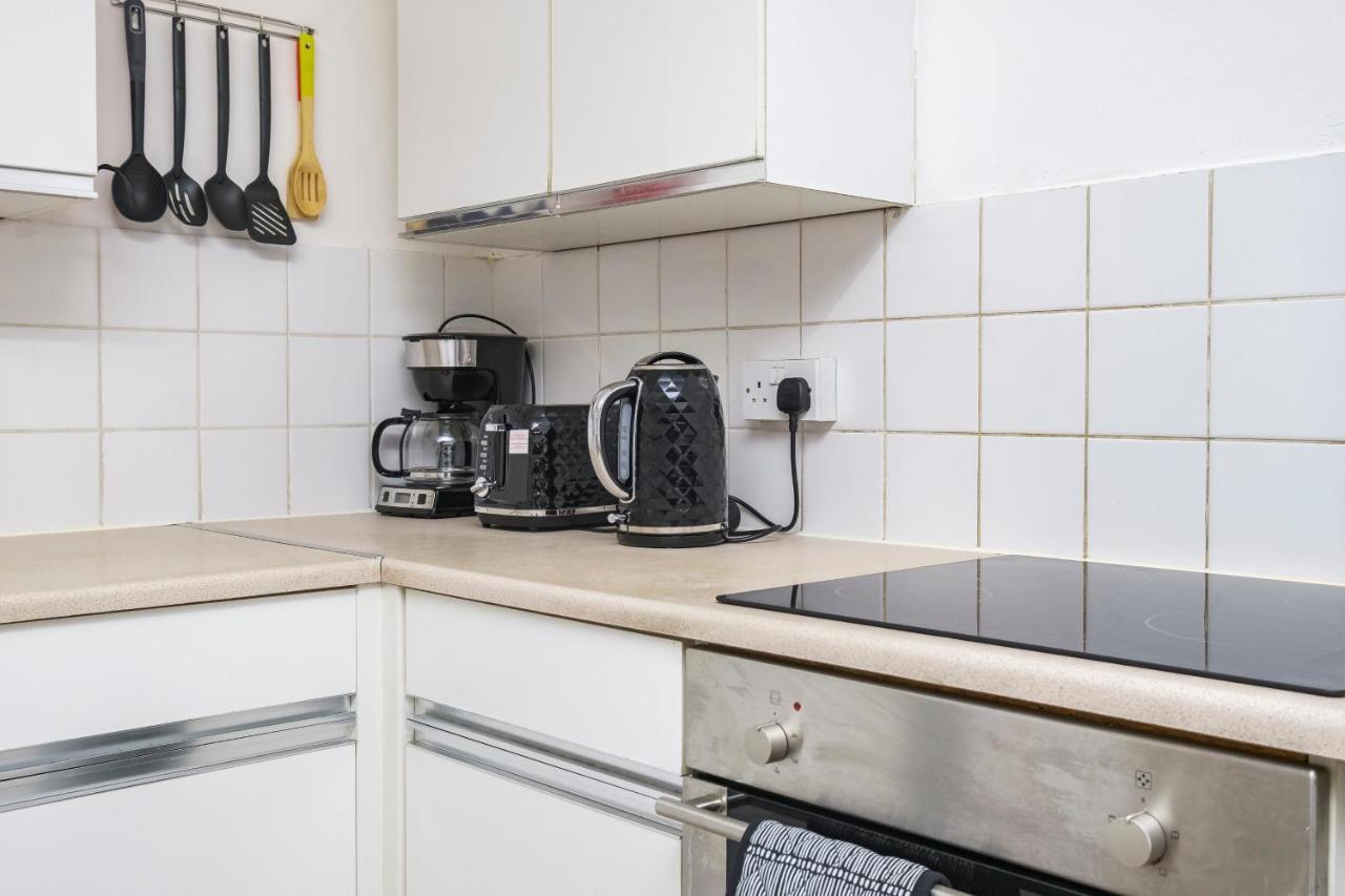 Spacious 3 Bed 1 Bath Hse W Guest Toilet W Parking Near Excel - E16 Лондон Екстериор снимка