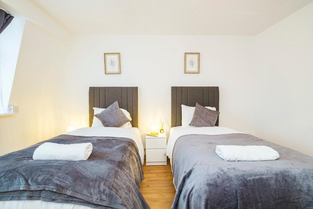 Spacious 3 Bed 1 Bath Hse W Guest Toilet W Parking Near Excel - E16 Лондон Екстериор снимка