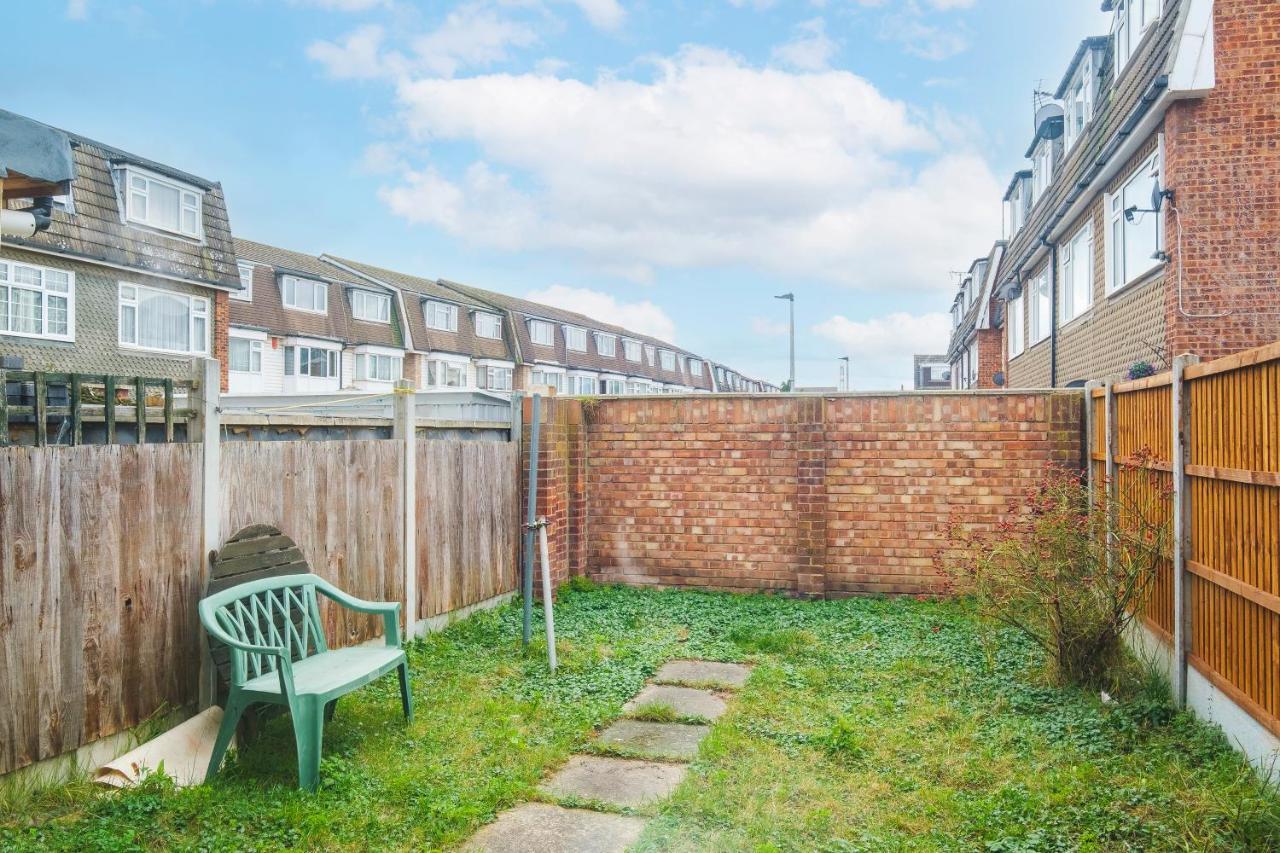 Spacious 3 Bed 1 Bath Hse W Guest Toilet W Parking Near Excel - E16 Лондон Екстериор снимка