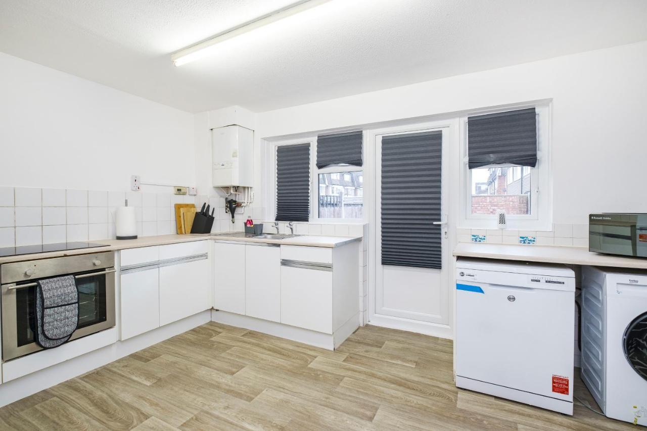 Spacious 3 Bed 1 Bath Hse W Guest Toilet W Parking Near Excel - E16 Лондон Екстериор снимка